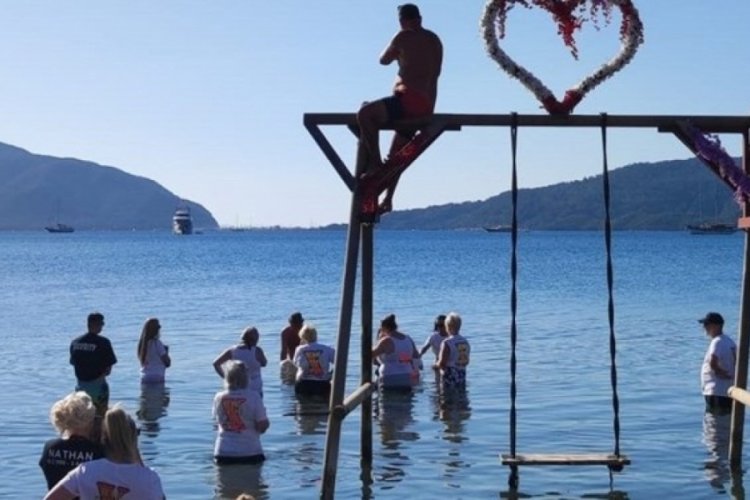 İngiliz turistler &ouml;len yakınlarının k&uuml;llerini denize d&ouml;k&uuml;nce ortalık karıştı!