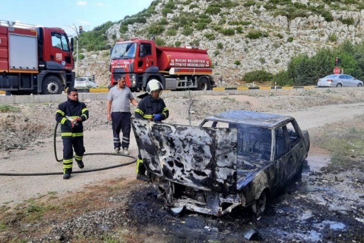 Burdur'da park halindeki ara&ccedil; yanarak k&uuml;l oldu