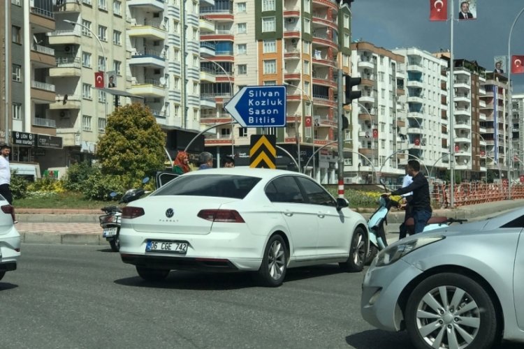Yolları karıştırdı motosiklete &ccedil;arptı