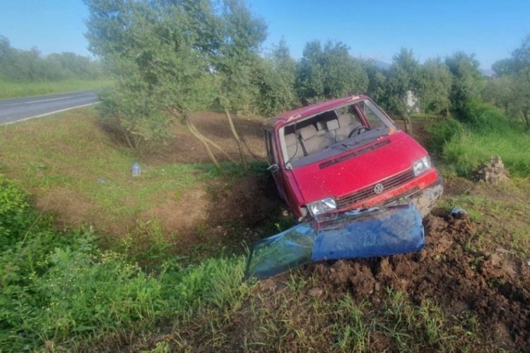 Bursa'da tarlaya iş&ccedil;i g&ouml;t&uuml;ren minib&uuml;s zeytin tarlasına u&ccedil;tu! 3 yaralı&nbsp;