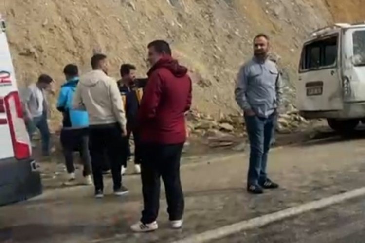 Hakkari'de kontrolden &ccedil;ıkan minib&uuml;s takla attı