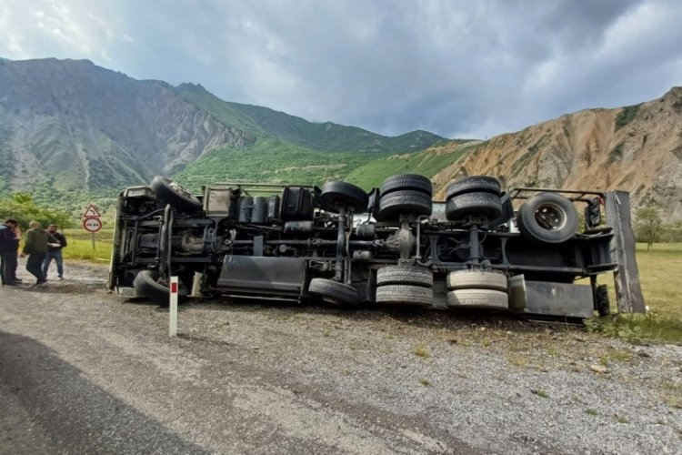 Kaygan zeminde duramayan yakıt tankeri yan yattı