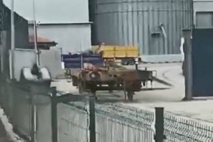Ka&ccedil;an y&uuml;k vagonu limanın kapılarını kırdı
