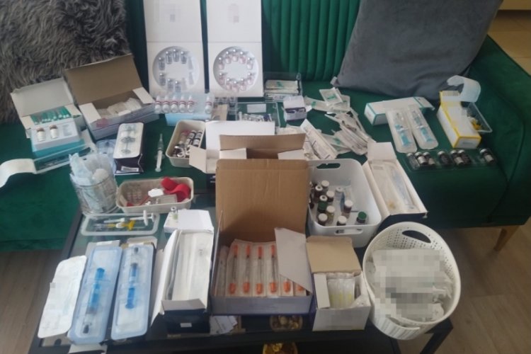 Antalya'da sosyal medyadan kendini doktor olarak tanıtan kişinin muayenehanesi ruhsatsız &ccedil;ıktı