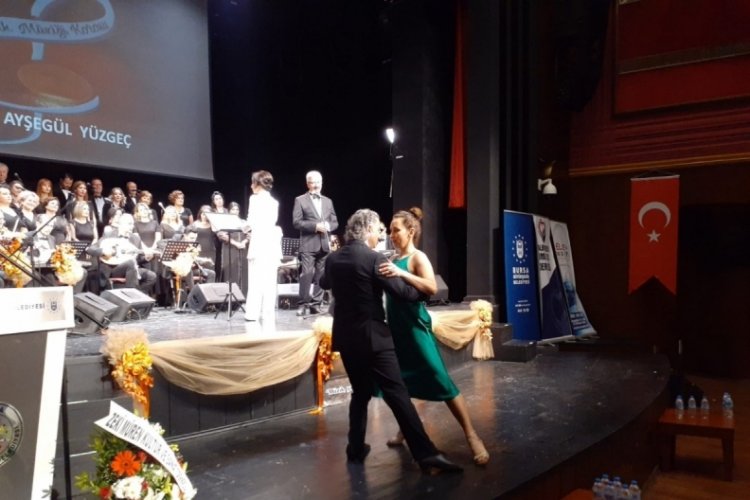 Yakamoz T&uuml;rk M&uuml;ziği Korosu'nun ilk konseri ayakta alkışlandı