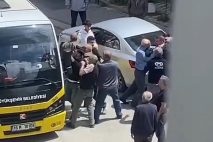 Bursa'da trafikte yol verme kavgası!