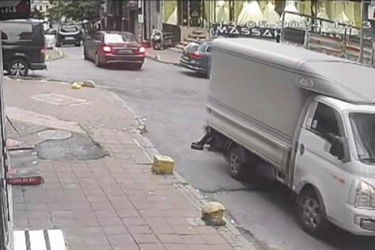 İstanbul'da geri giden kamyonetin &ccedil;arpmasıyla altında kalan kadın s&uuml;r&uuml;klendi
