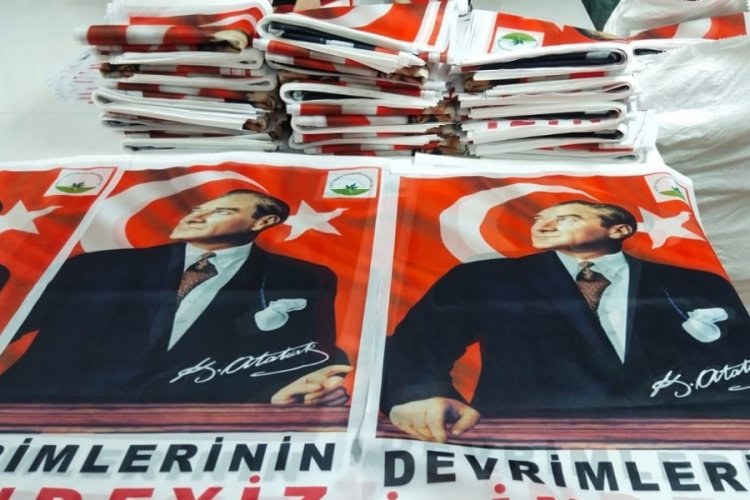 Bursa'da Osmangazi Belediyesi'nden vatandaşlara T&uuml;rk Bayrağı