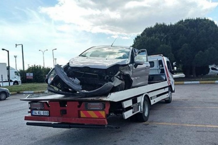 Kocaeli'nde otomobil hafif ticari ara&ccedil;la &ccedil;arpıştı! 2 kişi yaralandı