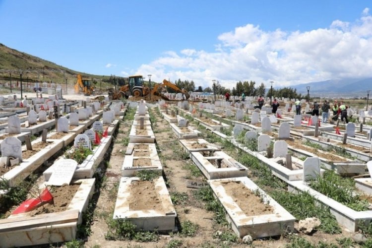 Hatay'da şiddetli yağış deprem mezarlığına zarar verdi