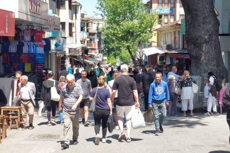 Bursa'da yağmurlu g&uuml;nlerden sonra &ccedil;arşıya yoğun ilgi