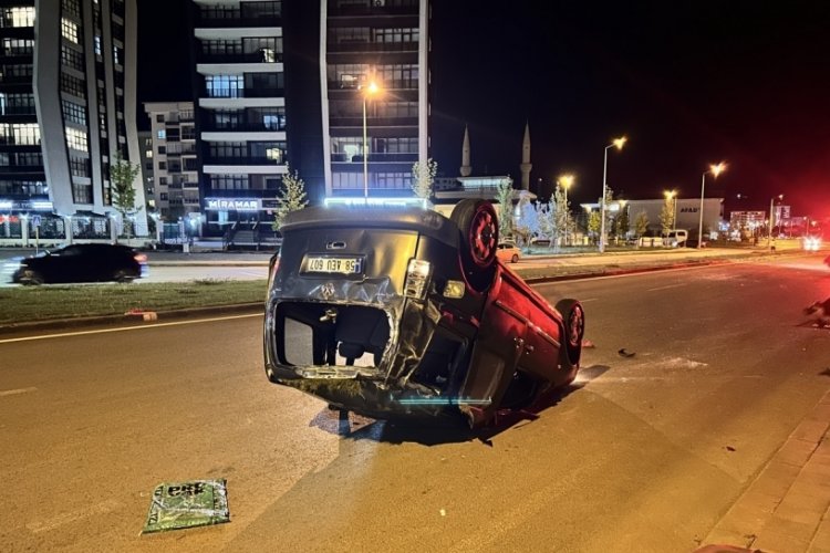 Sivas'ta kontrolden &ccedil;ıkan ara&ccedil; takla atıp metrelerce s&uuml;r&uuml;klendi: 6 yaralı