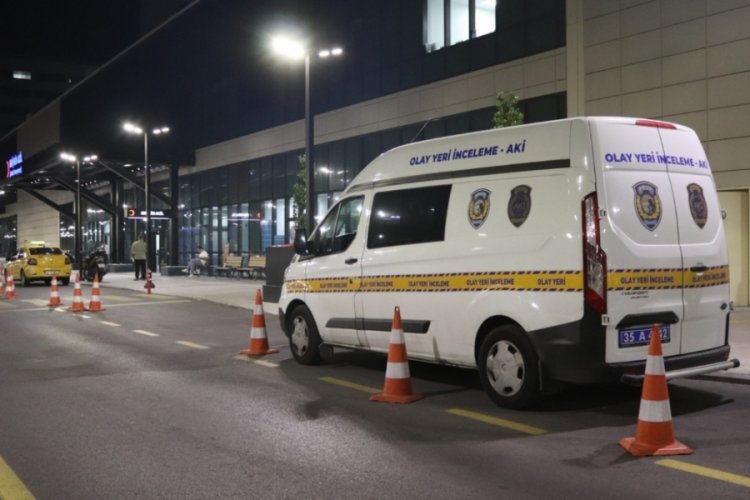 İzmir'de sokaktaki kişilerle tartışan balkondaki şahıs, tabancayla vuruldu