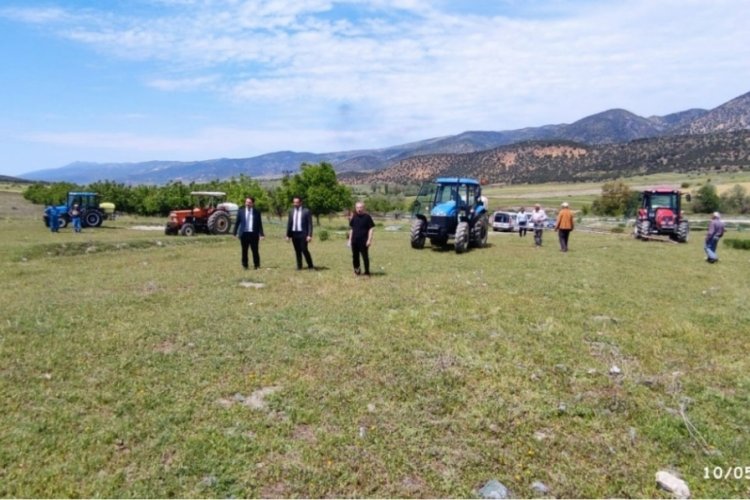 Amasya'da &ccedil;ekirge pop&uuml;lasyonu artan Kertme k&ouml;y&uuml;n&uuml;n zarar g&ouml;rmemesi i&ccedil;in ila&ccedil;lama yapıldı
