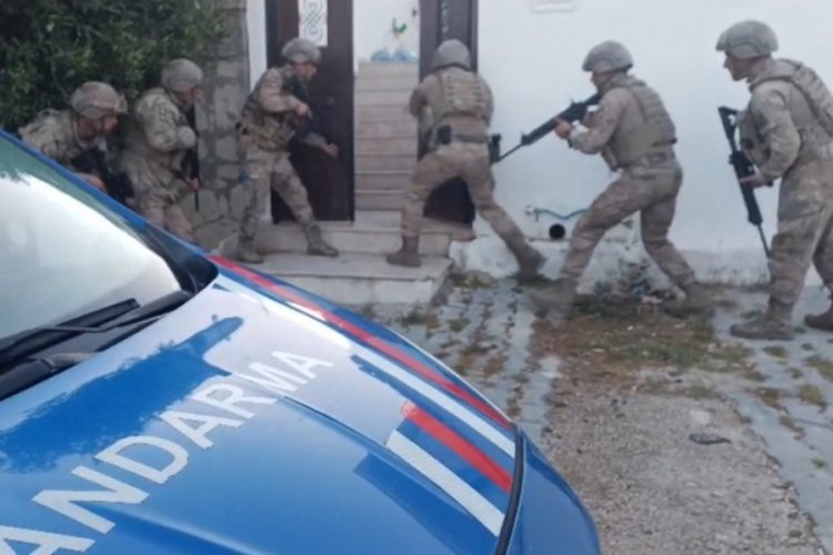İzmir'de uyuşturucu &ccedil;etesine operasyon: 11 g&ouml;zaltı