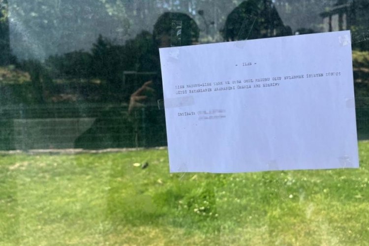 Evlenmek i&ccedil;in otob&uuml;s durağına ilan astı!