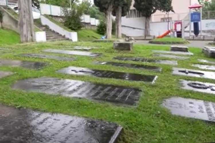 Bursa'da &ccedil;ocuk parkında bulunan Fransız Mezarlığı'nda dikkat &ccedil;eken mezar taşları