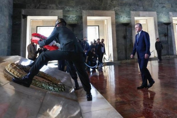 Bakan Bak'tan sporcular ve gen&ccedil;lerle Anıtkabir ziyareti
