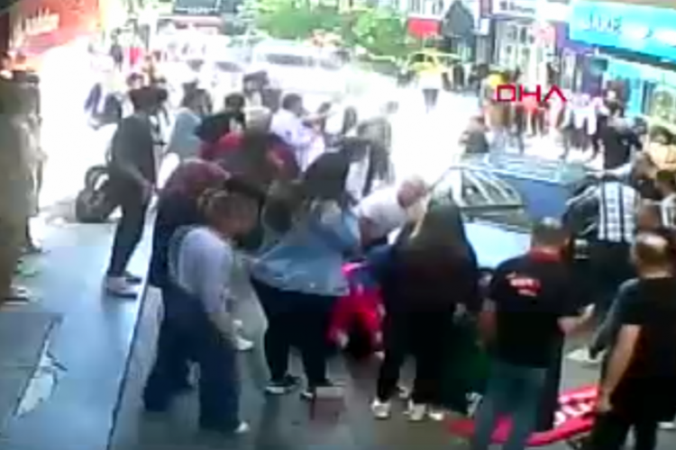 Isparta'da otomobil, &ouml;nce bisikletliye ardından kaldırımdaki yayaya &ccedil;arptı