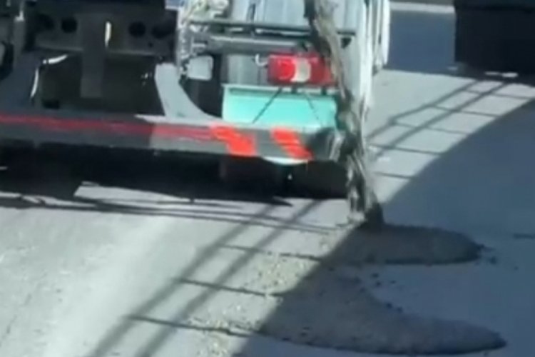 İstanbul'da beton mikseri betonu yola d&ouml;kerek ilerledi