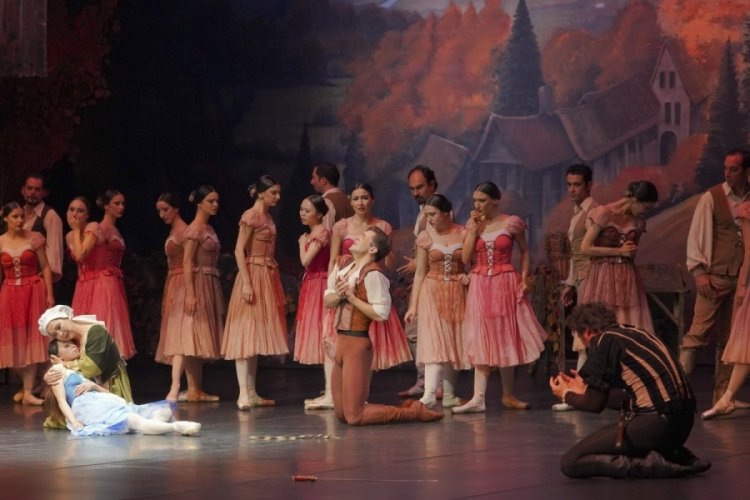 Antalya'da Giselle Balesi, son temsilini kapalı gişe sahneledi