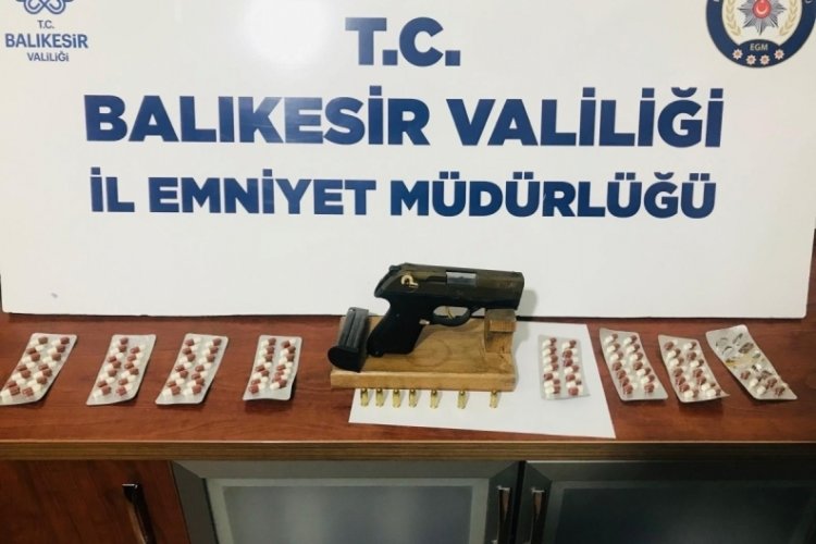 Bandırma'da bek&ccedil;inin &uuml;zerini aradığı şahıs uyuşturucu deposu &ccedil;ıktı