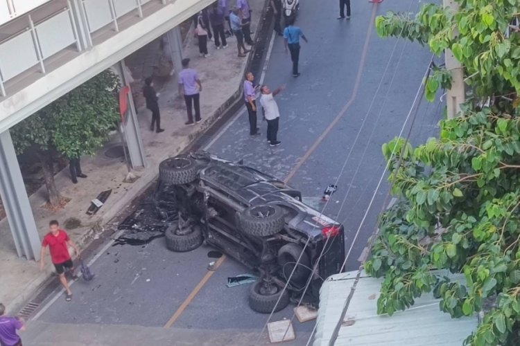 Taylan'da panikleyen s&uuml;r&uuml;c&uuml;n&uuml;n &ccedil;arptığı park halindeki ara&ccedil; otoparktan sokağa d&uuml;şt&uuml;