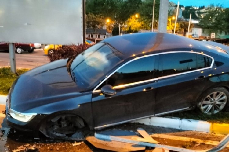 Zonguldak'ta direksiyon hakimiyetini kaybeden s&uuml;r&uuml;c&uuml; ref&uuml;je &ccedil;ıktı