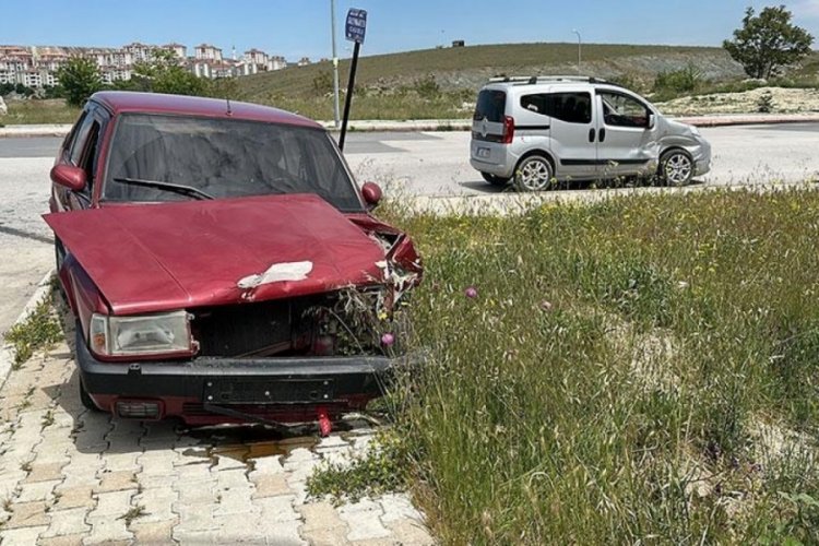 K&uuml;tahya'da bir gen&ccedil; kız babasından izinsiz aldığı arabayla kaza yaptı