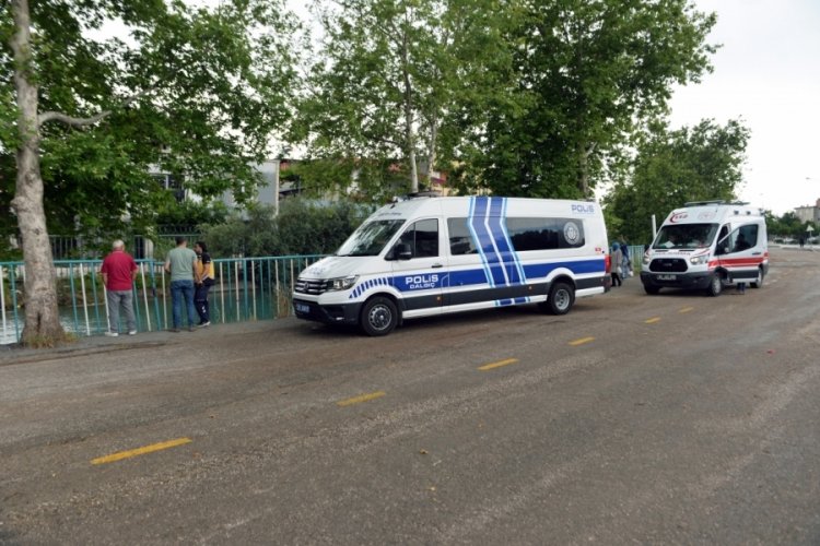 Adana'da kanala d&uuml;şt&uuml;ğ&uuml; belirtilen &ccedil;ocuğun oğlu olduğunu d&uuml;ş&uuml;n&uuml;p, panik yaşadı