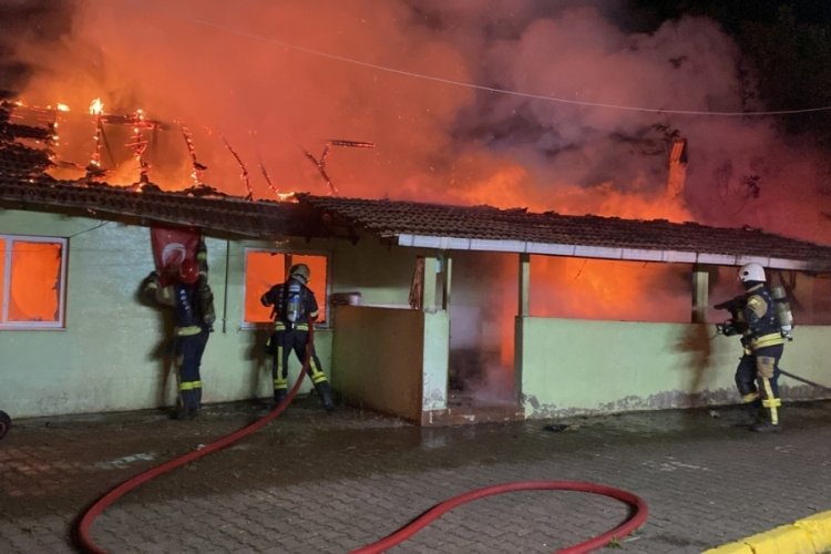 Annesinin i&ccedil;inde bulunduğu evi ateşe vermişti, tutuklandı