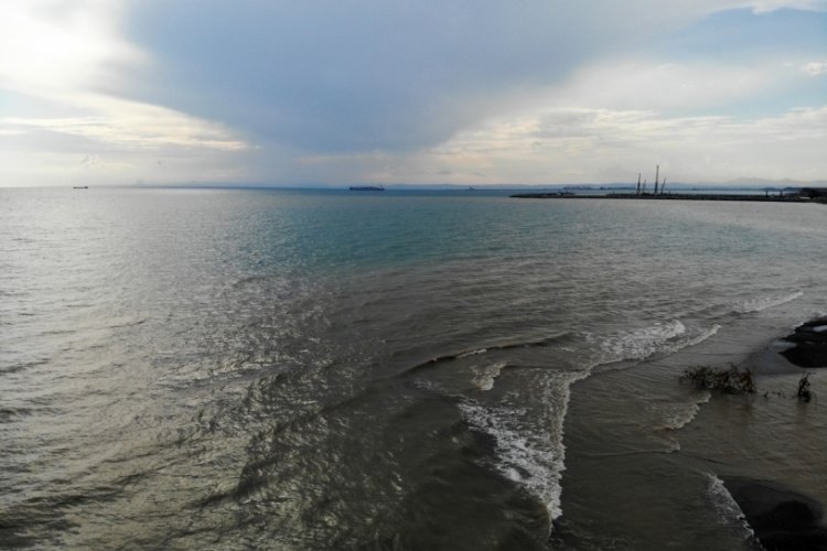 Hatay'da şiddetli yağışlar sonrası denizin rengi değişti