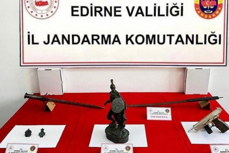 Edirne'de asker figürlü heykel, madalyon ve kılıçlar ele geçirildi 