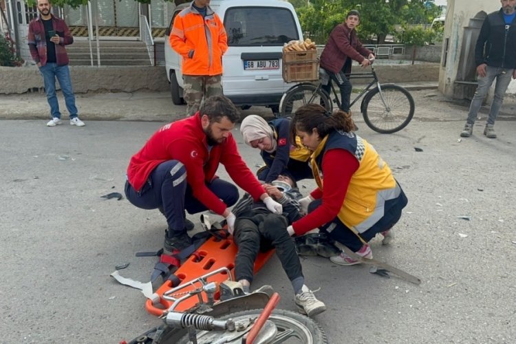 Aksaray'da kamyonet ile motosiklet çarpıştı: Yaralılar var 