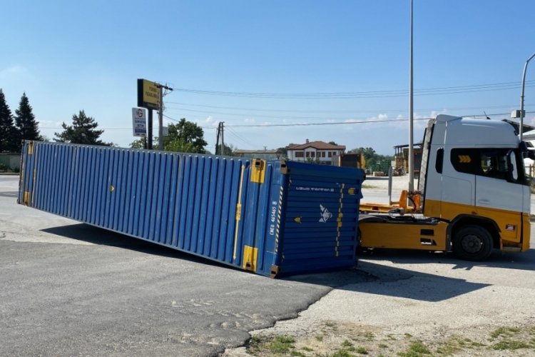 D&uuml;zce'de tırın taşıdığı konteyner yola d&uuml;şt&uuml;