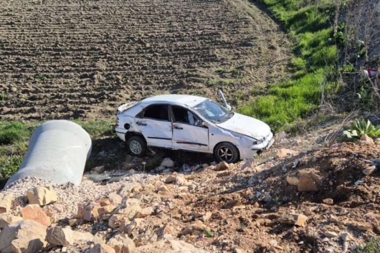 Bolu'da kamyonla çarpışan otomobil şarampole yuvarlandı 