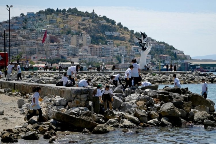 Aydın Kuşadası'nda &ccedil;evre dostu &ouml;ğrencileri kıyı temizliği yaptı