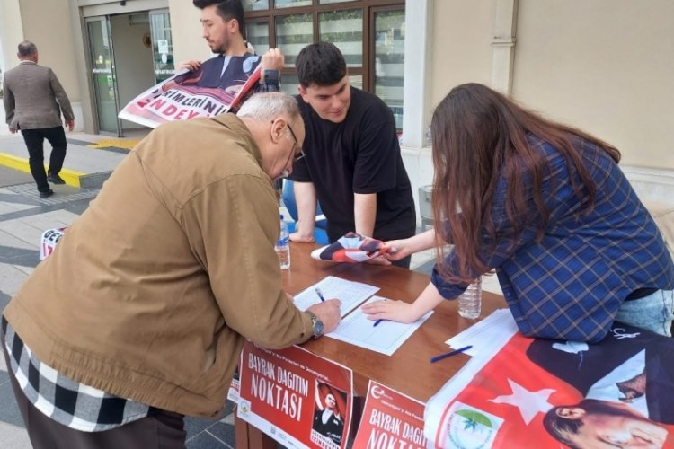 Bursa'da Osmangazi Belediyesi Atatürk Posteri dağıttı