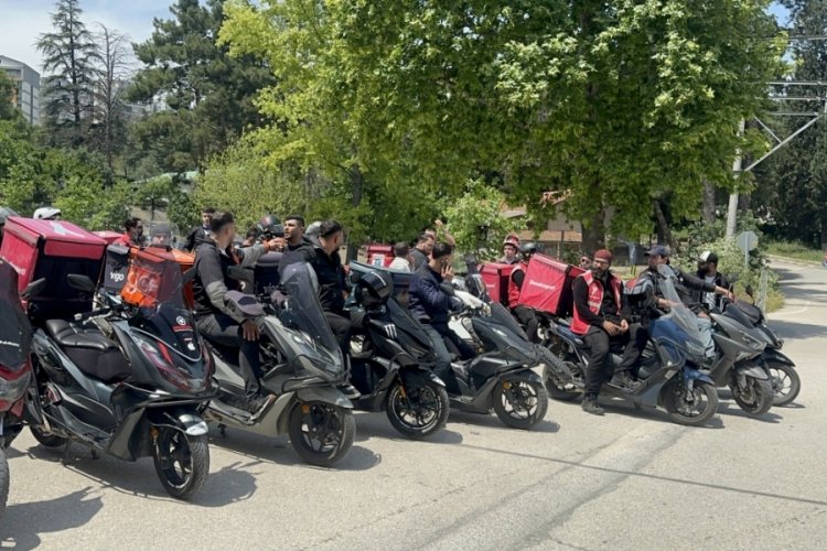 Bursa'da motokuryeler bı&ccedil;aklanarak &ouml;ld&uuml;r&uuml;len &uuml;niversiteli Ata i&ccedil;in kontak kapattı