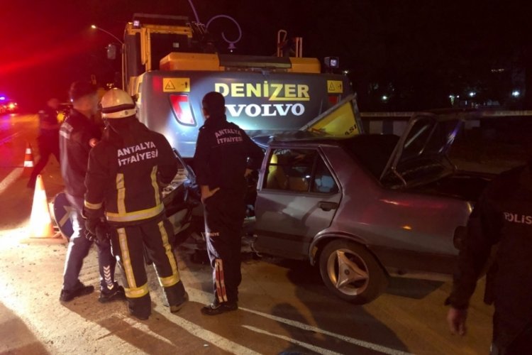 Antalya'da park halindeki iş makinesine otomobil &ccedil;arptı
