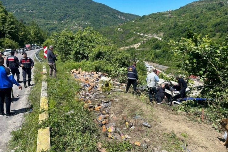 Kastamonu'da meşrubat y&uuml;kl&uuml; kamyon tarlaya devrildi
