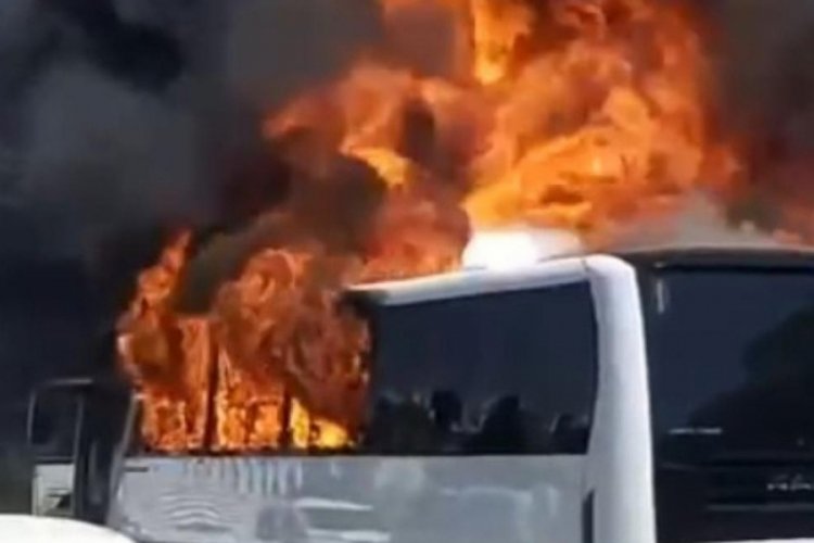 Antalya'da park halindeki otob&uuml;s alev alev yandı