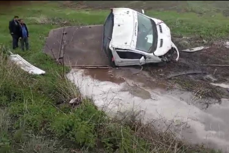 Kars'ta yoldan &ccedil;ıkan kamyonet şarampole u&ccedil;arak &ccedil;amura saplandı
