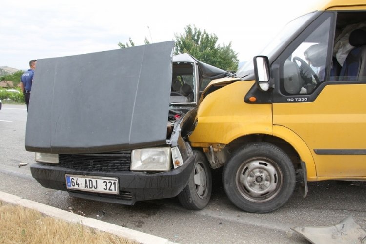 Manisa'da transit ile otomobil &ccedil;arpıştı