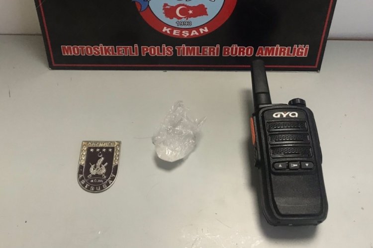 Edirne'de &uuml;zerinde askeri personel rozeti ve telsiz bulunan taksiciye g&ouml;zaltı
