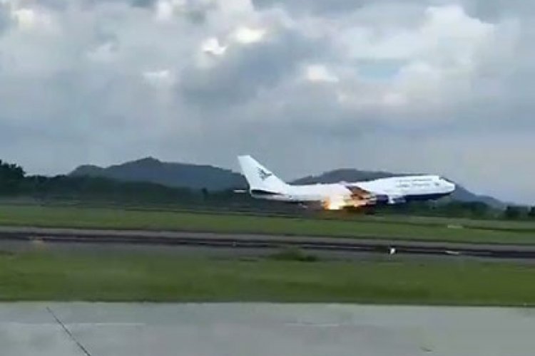 Endonezya'da yolcu uçağının motoru alev aldı