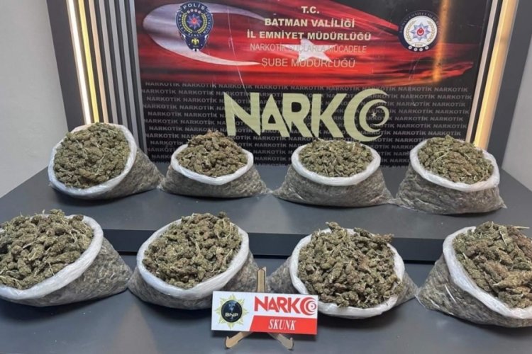 "Dur" ihtarına uymadı, ka&ccedil;arken otomobilden uyuşturucuları attı