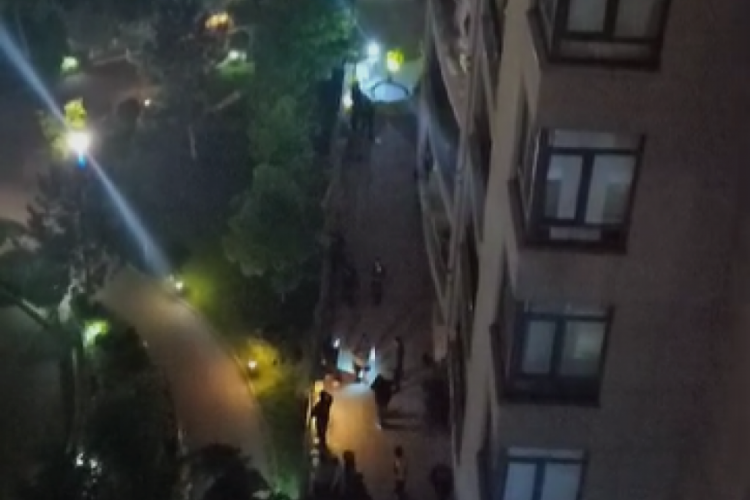 Bursa'da bir kadın balkondan eşyalarını fırlattı!