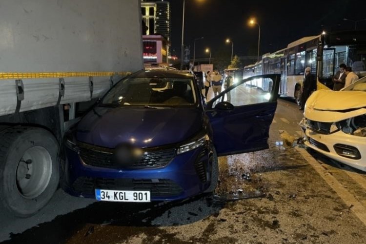 İstanbul'da 3 ara&ccedil;lı zincirleme trafik kazası: 2 yaralı