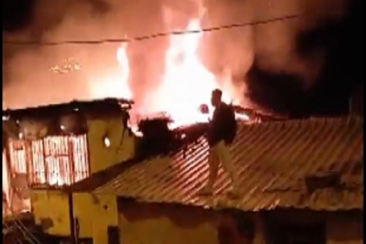 İzmir'de 2 katlı ev alev alev yandı